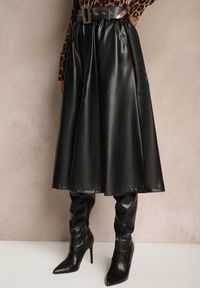 Renee - Czarna Spódnica z Ekoskóry o Rozkloszowanym Kroju z Paskiem Sewida. Okazja: na spotkanie biznesowe, na co dzień. Kolor: czarny. Styl: rockowy, casual, elegancki, biznesowy
