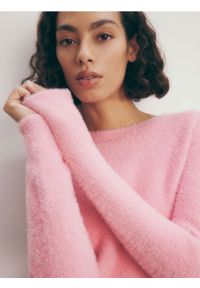 Reserved - Sweter z metaliczną nitką - fioletowy. Kolor: fioletowy. Materiał: dzianina. Długość: krótkie #1