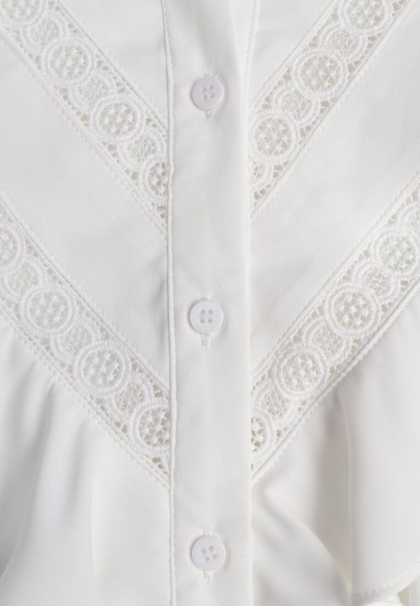 Renee - Biała Koszula z Falbanami i Koronkowymi Wstawkami Eletoma. Typ kołnierza: kołnierz z falbankami. Kolor: biały. Materiał: koronka. Wzór: koronka