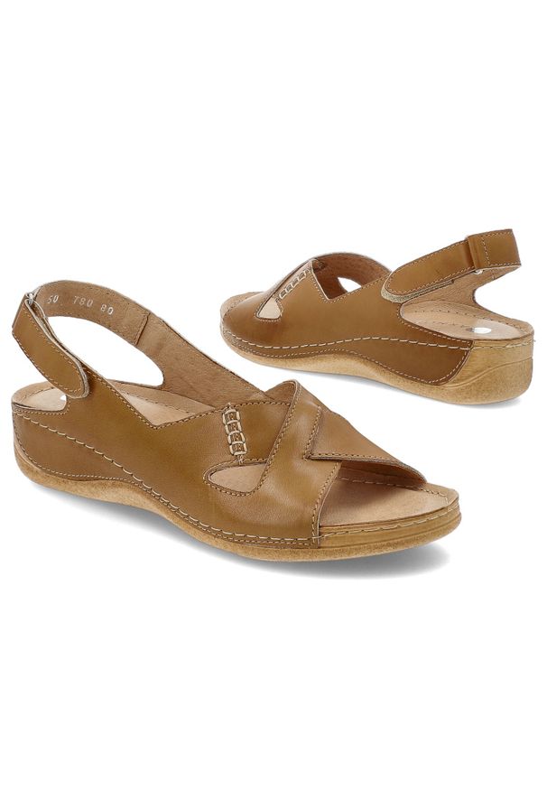 Brązowe Sandały Armodo Wygodne Skórzane Obuwie Damskie. Okazja: na co dzień, na spacer. Zapięcie: pasek. Kolor: brązowy. Materiał: skóra. Wzór: paski. Sezon: lato. Styl: casual, elegancki, klasyczny