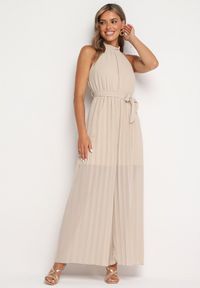 Born2be - Beżowy Taliowany Kombinezon z Dekoltem Typu Halter z Gumką w Pasie i Materiałowym Paskiem Xolefia. Okazja: na co dzień, na imprezę. Kolor: beżowy. Materiał: materiał. Styl: casual, elegancki #1
