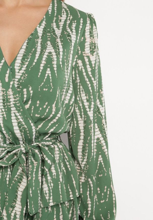 Born2be - Zielona Rozkloszowana Sukienka Mini Kopertowa z Paskiem i Falbankami w Abstrakcyjny Wzór Aintersa. Typ kołnierza: kołnierz z falbankami. Kolor: zielony. Wzór: nadruk. Typ sukienki: kopertowe. Długość: mini