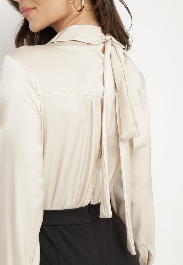 Born2be - Czarno-Beżowy Elegancki Kombinezon z Koszulową Górą z Wiązaniem i Ozdobnymi Guzikami Noriti. Okazja: na co dzień, na spotkanie biznesowe, do pracy. Kolor: czarny. Materiał: skóra. Długość rękawa: długi rękaw. Długość: długie. Styl: elegancki