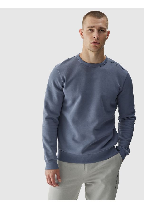 4f - 4F Bluza dresowa nierozpinana bez kaptura męska - niebieska XXL. Okazja: na co dzień. Typ kołnierza: bez kaptura. Kolor: niebieski. Materiał: dresówka. Wzór: gładki, ze splotem. Styl: sportowy, casual, klasyczny