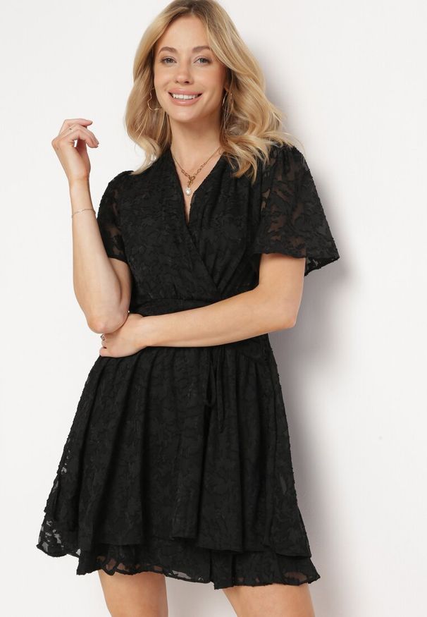 Born2be - Czarna Sukienka o Rozkloszowanym Kroju z Dekoltem Zapinanym na Napy Uzimira. Okazja: do pracy. Typ kołnierza: dekolt w kształcie V. Kolor: czarny. Styl: klasyczny