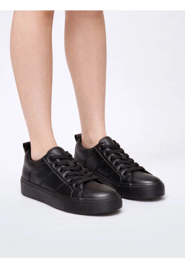 Big-Star - Trampki damskie ze skóry ekologicznej czarne RR274316 906. Okazja: na co dzień. Nosek buta: okrągły. Kolor: czarny. Materiał: skóra ekologiczna. Styl: casual, elegancki, sportowy, klasyczny