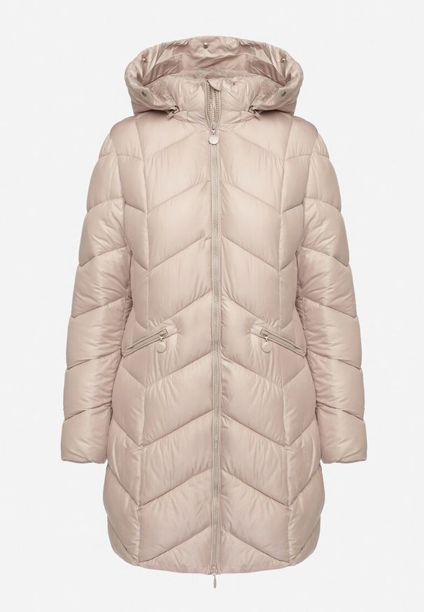 Born2be - Beżowa Pikowana Kurtka o Taliowanym Kroju z Kapturem i Futrzaną Podszewką Emithalla. Okazja: na co dzień. Typ kołnierza: kaptur. Kolor: beżowy. Materiał: futro. Długość rękawa: długi rękaw. Długość: długie. Styl: casual, elegancki, klasyczny