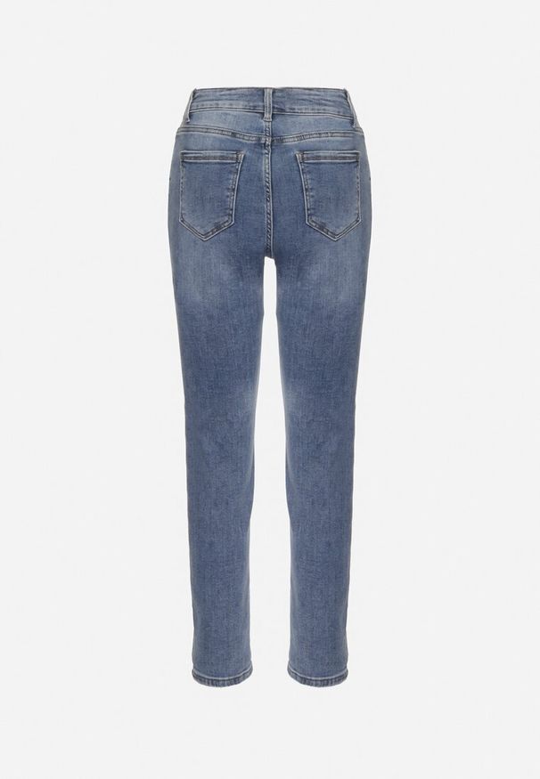 Born2be - Niebieskie Jeansy z Bawełną o Kroju Mom Fit z Wysokim Stanem Isariva. Okazja: na co dzień. Stan: podwyższony. Kolor: niebieski. Styl: klasyczny, elegancki, casual