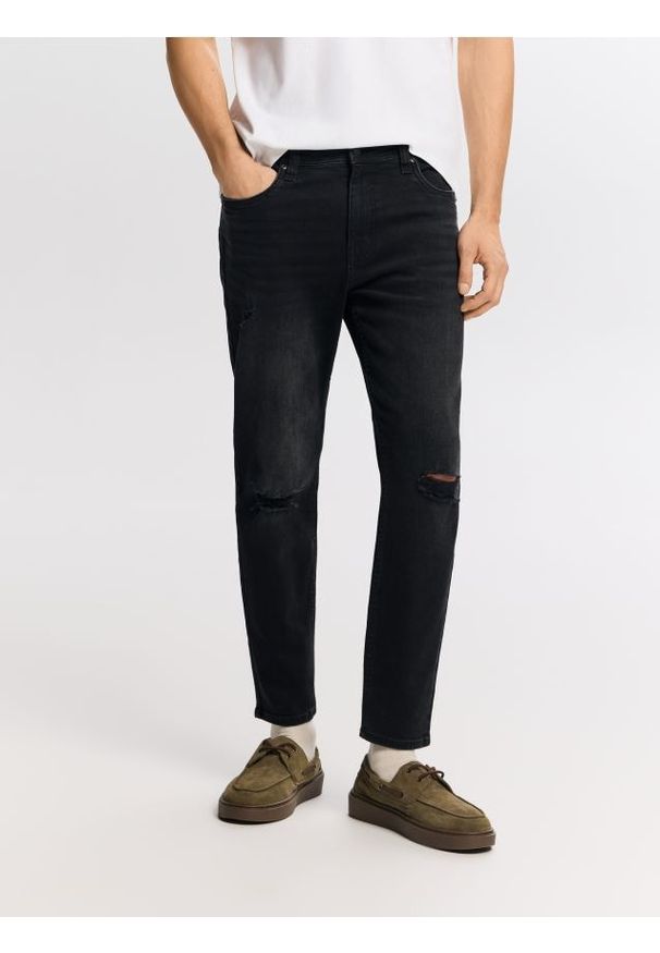 Reserved - Jeansy carrot slim z przetarciami - czarny. Kolor: czarny