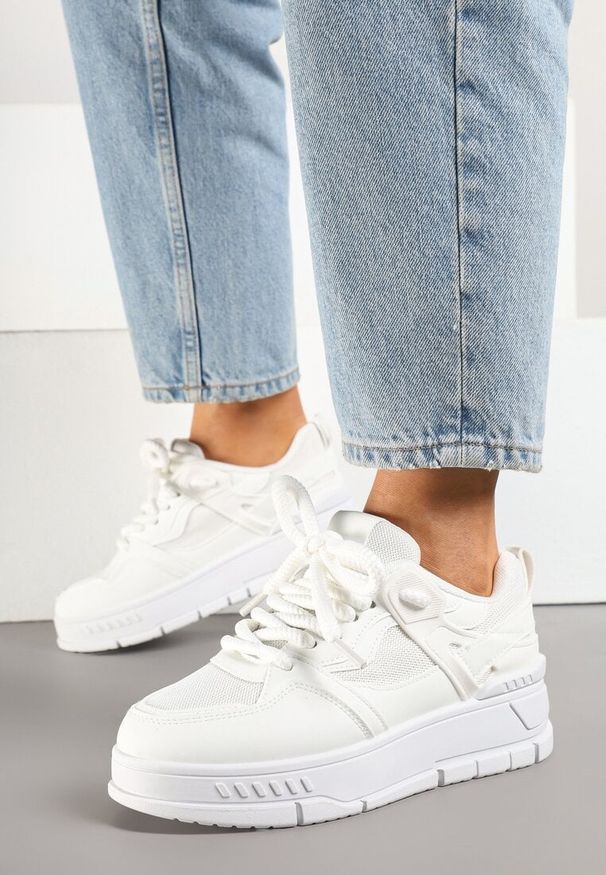 Renee - Białe Sneakersy Streetwearowe na Niskiej Platformie Veniffia. Okazja: na co dzień. Kolor: biały. Materiał: jeans. Obcas: na platformie