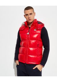 MONCLER - Czerwona kamizelka puchowa. Kolor: czerwony. Materiał: puch. Wzór: aplikacja #1