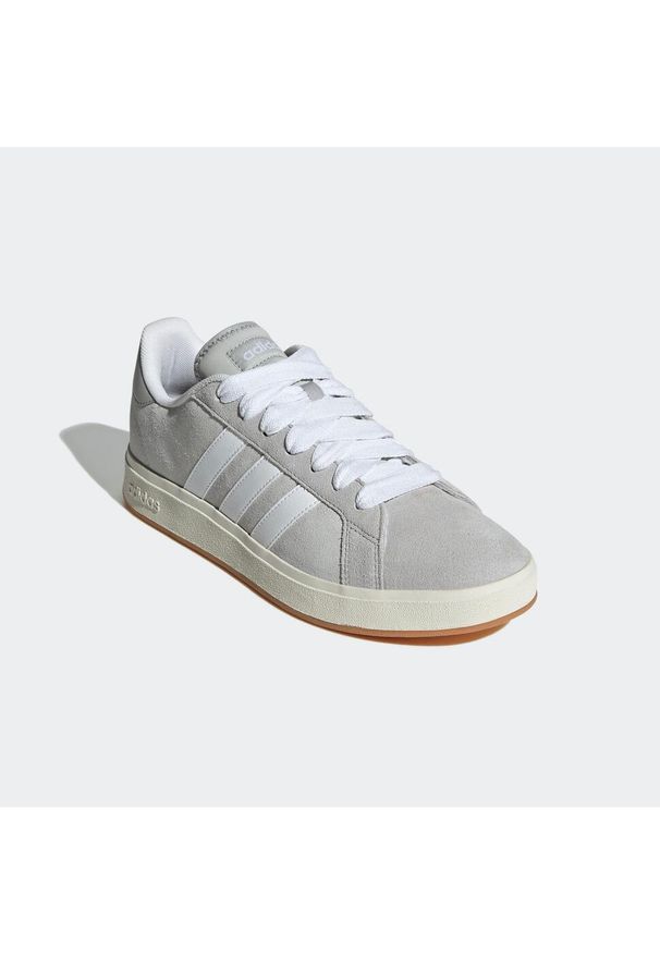 Adidas - Sneakersy męskie ADIDAS Grand Court Base 00s. Kolor: szary. Materiał: guma, kauczuk, syntetyk. Szerokość cholewki: normalna. Sport: turystyka piesza
