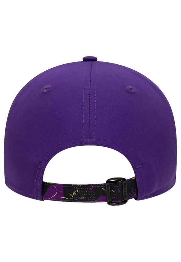Czapka z daszkiem męska New Era 9FORTY Los Angeles Lakers NBA Print Infill Cap. Kolor: fioletowy. Materiał: poliester. Wzór: nadruk. Styl: sportowy