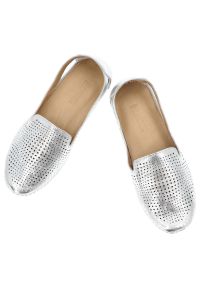 Srebrne Półbuty Artiker Wsuwane Obuwie Damskie. Okazja: na spacer, na co dzień. Zapięcie: bez zapięcia. Kolor: srebrny. Materiał: skóra. Szerokość cholewki: normalna. Sezon: lato. Styl: casual, elegancki #5