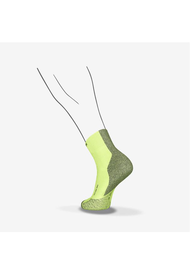 KIPRUN - Skarpetki do biegania Kiprun Run 900 średnie cienkie. Kolor: żółty. Materiał: poliamid, elastan. Wzór: ze splotem. Sport: bieganie
