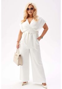 Moda Size Plus Iwanek - Elegancki kombinezon Valentina w kolorze ecru PLUS SIZE XXL. Okazja: na imprezę. Stan: podwyższony. Kolekcja: plus size. Materiał: tkanina, elastan, poliester. Długość: krótkie. Wzór: gładki. Styl: elegancki