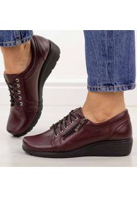 Bordowe Polskie półbuty damskie Gregors 759. Okazja: na co dzień. Nosek buta: okrągły. Kolor: czerwony. Szerokość cholewki: normalna. Materiał: skóra. Sezon: wiosna, jesień, lato. Obcas: na koturnie. Styl: casual, elegancki, klasyczny. Wysokość obcasa: średni #1