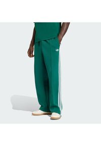 Adidas - adidas Spodnie dresowe adicolor Spacer Track KD4088 Zielony Baggy Fit. Kolor: zielony. Materiał: bawełna. Sport: turystyka piesza #1