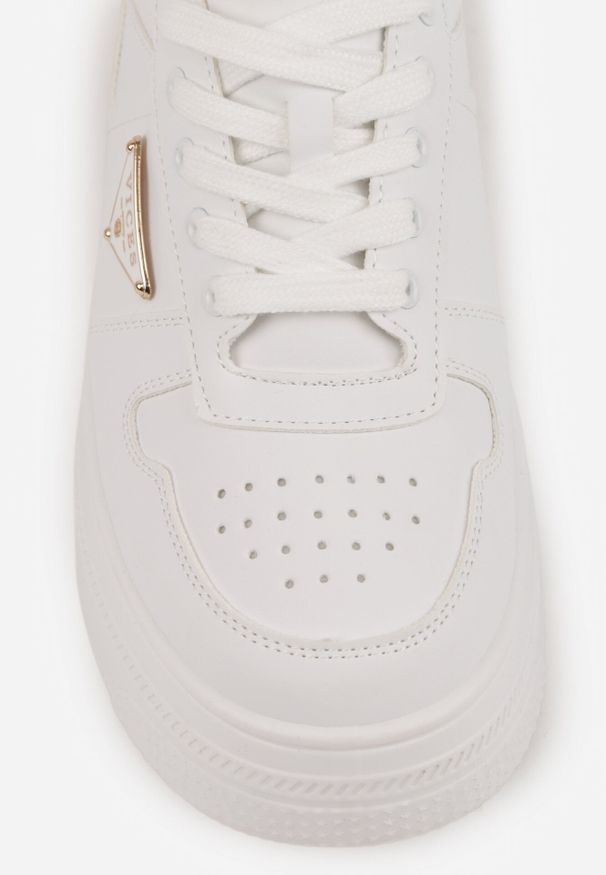 Born2be - Białe Sneakersy VICES na Grubej Podeszwie z Trójkątną Aplikacją Meanata. Okazja: na co dzień. Kolor: biały. Materiał: jeans. Wzór: aplikacja