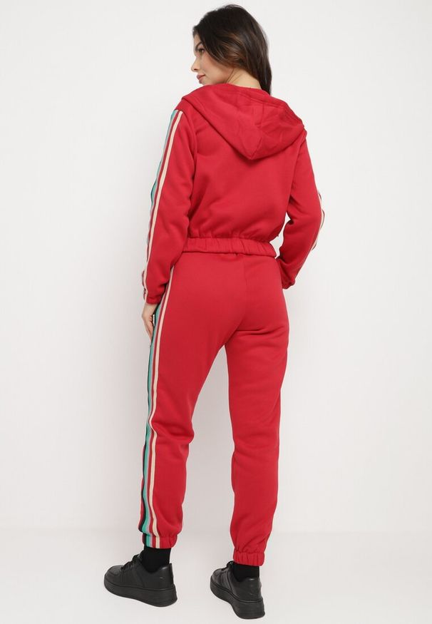 Born2be - Czerwony Komplet Dresowy Zdobiony Kolorowym Lampasem Spodnie i Bluza z Kapturem Neviantha. Kolor: czerwony. Materiał: dresówka. Wzór: kolorowy, aplikacja