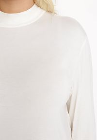 Born2be - Biały Golf Niinisto. Okazja: na co dzień. Typ kołnierza: golf. Kolekcja: plus size. Kolor: biały. Długość: długie. Wzór: jednolity. Materiał: jeans, skóra, dzianina. Długość rękawa: długi rękaw. Styl: casual, elegancki #5