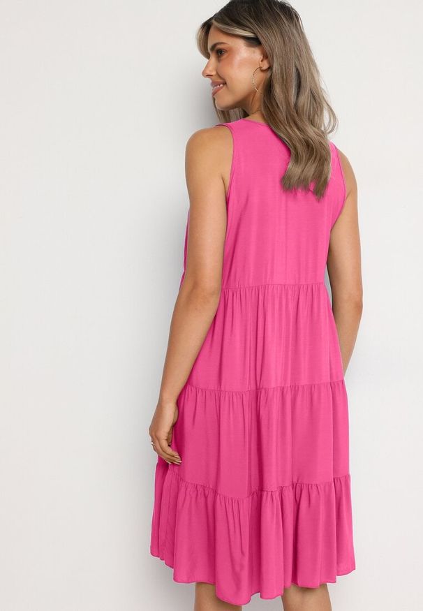 Born2be - Fuksjowa Rozkloszowana Sukienka z Bawełny na Ramiączkach Zasea. Okazja: na randkę, na co dzień. Typ kołnierza: dekolt w kształcie V. Kolor: różowy. Materiał: bawełna. Długość rękawa: na ramiączkach. Styl: elegancki, casual