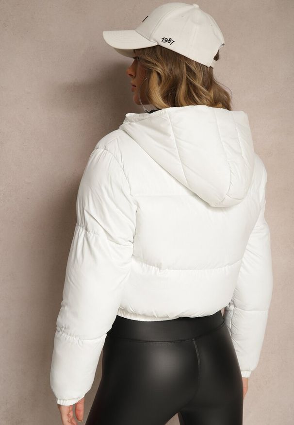 Renee - Biała Pikowana Kurtka z Nieodpinanym Kapturem o Krótkim Kroju Tinneira. Okazja: na spacer. Kolor: biały. Materiał: jeans. Długość: krótkie. Styl: elegancki