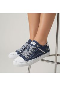 Trampki damskie Mustang, fason sznurowany niska cholewka gumowy nosek tekstylna podeszwa codzienny styl, granatowe, 1376-303-841. Okazja: na co dzień. Wysokość cholewki: przed kostkę. Zapięcie: sznurówki. Kolor: niebieski. Materiał: guma. Szerokość cholewki: normalna. Sezon: lato. Styl: casual #4