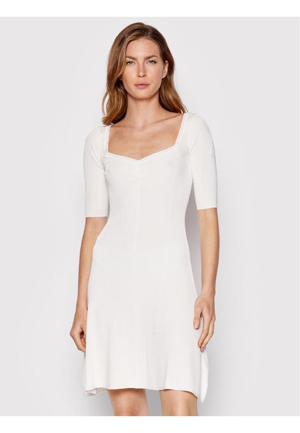 Guess Sukienka codzienna W2YK53 Z30K0 Biały Flare Fit. Okazja: na co dzień. Kolor: biały. Materiał: wiskoza. Typ sukienki: proste. Styl: casual