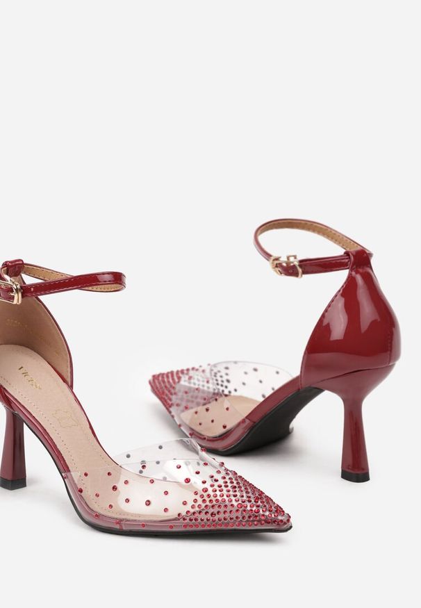 Renee - Bordowe Czółenka Vices na Szpilce z Wkładką ze Skóry Naturalnej Ozdobione Cyrkoniami Lilarin. Okazja: do pracy, na spotkanie biznesowe. Nosek buta: szpiczasty. Zapięcie: sprzączka. Kolor: czerwony. Materiał: skóra. Wzór: aplikacja. Obcas: na szpilce. Styl: wizytowy, biznesowy, elegancki