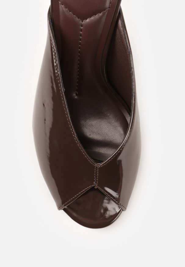 Born2be - Brązowe Lakierowane Klapki na Szpilce z Odkrytym Noskiem Lilyera. Okazja: do pracy, na co dzień. Kolor: brązowy. Materiał: lakier. Obcas: na szpilce. Styl: elegancki, casual