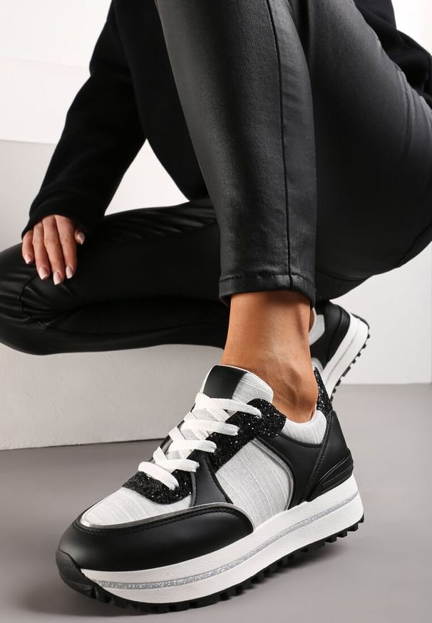 Born2be - Czarno-Białe Sneakersy na Grubej Podeszwie Ozdobione Brokatem Niretha. Kolor: czarny. Materiał: jeans. Wzór: aplikacja. Obcas: na platformie