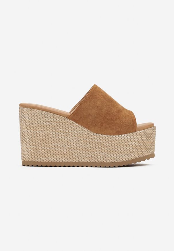 Renee - Brązowe Klapki w Stylu Boho na Platformie i Koturnie z Paskiem z Imitacji Zamszu Marinle. Kolor: brązowy. Materiał: zamsz. Wzór: aplikacja, ażurowy. Obcas: na koturnie. Styl: boho