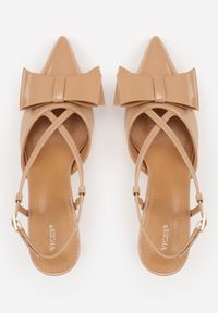 Renee - Ciemnobeżowe Szpilki VICES z Aplikacją w Kształcie Kokardy Evithe. Nosek buta: szpiczasty. Zapięcie: sprzączka. Kolor: beżowy. Materiał: skóra, lakier. Wzór: aplikacja. Sezon: lato. Obcas: na szpilce. Wysokość obcasa: średni #4