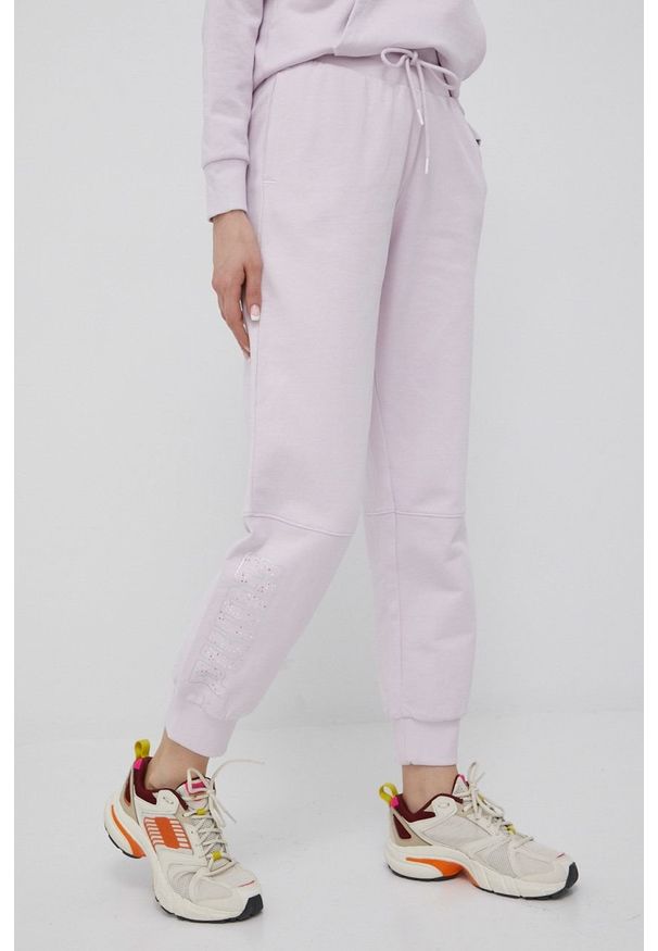 Puma spodnie bawełniane 848830 damskie kolor fioletowy z nadrukiem. Kolor: fioletowy. Materiał: bawełna. Wzór: nadruk