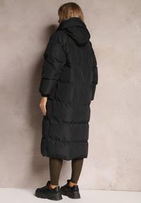 Renee - Czarna Długa Kurtka Pikowana z Kapturem Serea. Okazja: na co dzień. Typ kołnierza: kaptur. Kolor: czarny. Materiał: jeans. Długość: długie. Styl: casual #4