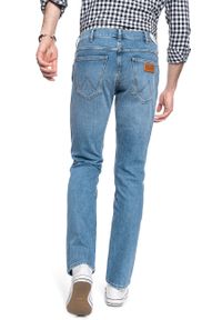 Wrangler - WRANGLER SPODNIE MĘSKIE GREENSBORO MID SUMMER BLUE W15QV712Z