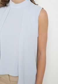 Born2be - Jasnoniebieska Asymetryczna Bluzka z Dłuższymi Bokami Fadeleira. Okazja: na co dzień. Kolor: niebieski. Materiał: jeans. Długość: długie. Styl: klasyczny, elegancki, casual #7