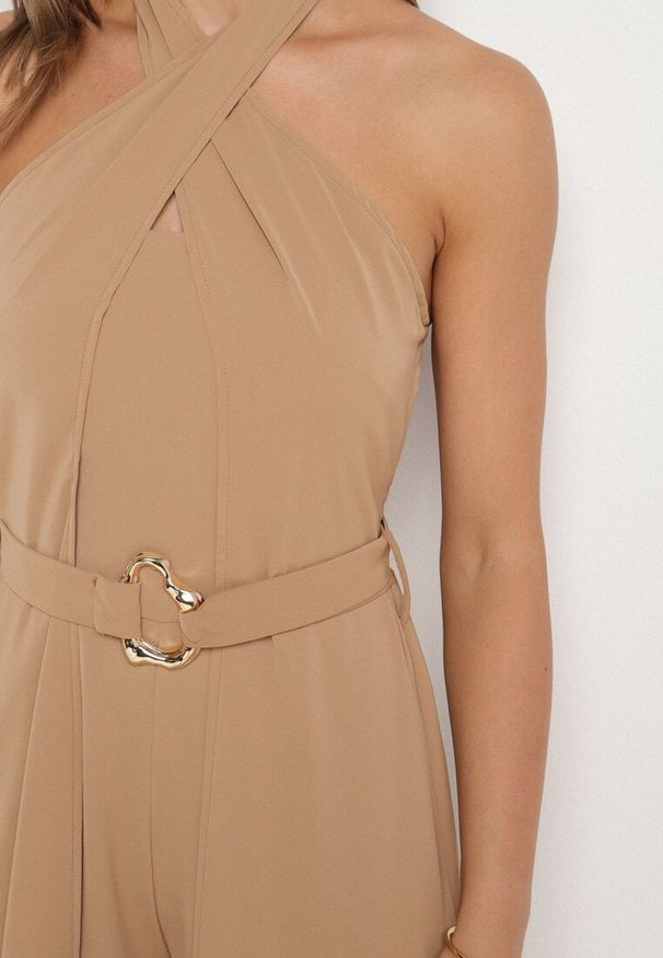 Born2be - Ciemnobeżowy Koktajlowy Kombinezon Wiązany na Szyję z Paskiem Melafela. Okazja: na imprezę. Kolor: beżowy. Materiał: materiał. Styl: wizytowy
