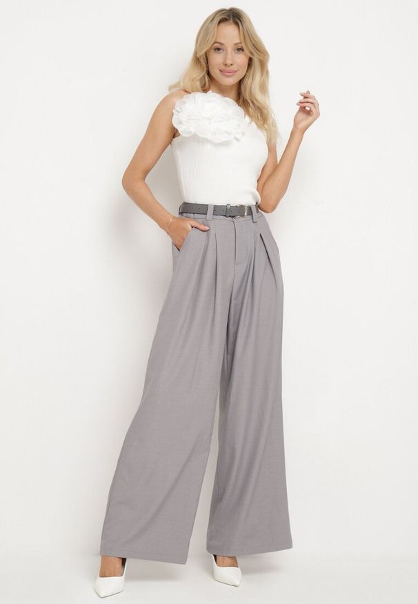 Born2be - Szare Szerokie Spodnie Palazzo z Wysokim Stanem i Paskiem z Ekoskóry oraz Metalową Klamrą Ninna. Okazja: na spotkanie biznesowe, do pracy, na co dzień. Stan: podwyższony. Kolor: szary. Styl: casual, biznesowy