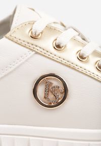 Renee - Biało-Złote Sznurowane Sneakersy Vices na Platformie z Tłoczeniem i Metaliczną Aplikacją Lavfedi. Okazja: na co dzień. Zapięcie: sznurówki. Kolor: biały. Materiał: jeans. Wzór: aplikacja. Obcas: na platformie #2