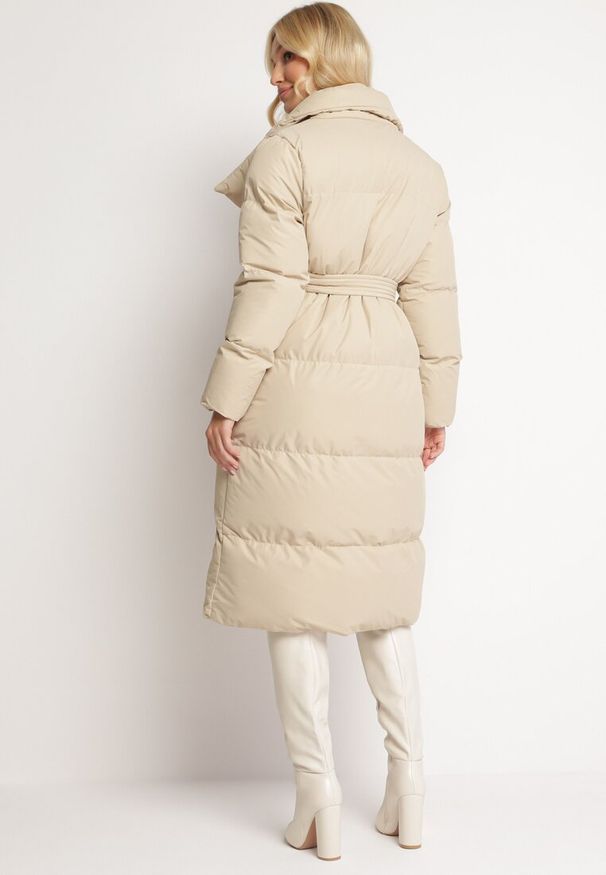 Born2be - Beżowa Kurtka Płaszcz Zapinana na Napy Ukryte pod Plisą z Kieszeniami i Paskiem Ritallas. Typ kołnierza: kołnierzyk stójkowy. Kolor: beżowy. Materiał: materiał. Długość: długie. Sezon: zima