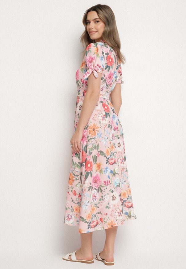 Born2be - Różowa Rozkloszowana Sukienka o Koszulowym Kroju z Paskiem w Kwiatowy Wzór Fevelorine. Okazja: na co dzień. Kolor: różowy. Wzór: kwiaty. Typ sukienki: koszulowe. Styl: casual