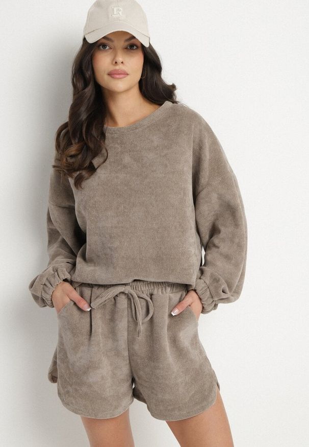 Born2be - Ciemnobeżowy Dzianinowy Komplet Bluza i Szorty Novanisa. Kolor: beżowy. Materiał: dzianina