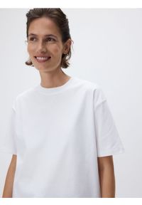 Reserved - Bawełniany t-shirt oversize - biały. Kolor: biały. Materiał: bawełna