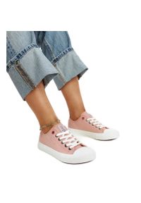 Różowe damskie trampki Cross Jeans. Okazja: na co dzień. Nosek buta: okrągły. Kolor: różowy. Materiał: guma, materiał. Styl: casual, elegancki