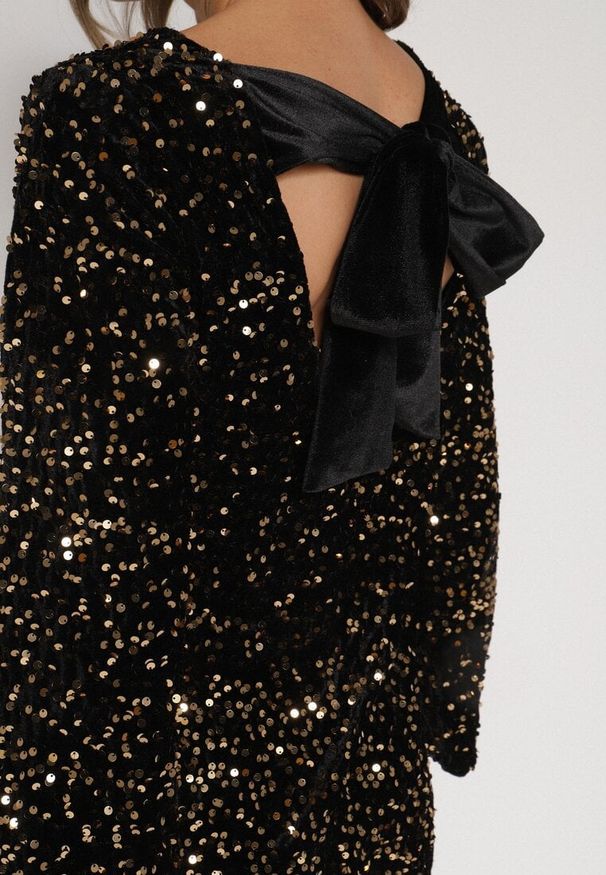 Born2be - Złota Cekinowa Sukienka z Odkrytymi Plecami i Wiązaniem Diadina. Kolor: złoty. Materiał: wiskoza, elastan, futro. Wzór: aplikacja. Styl: wizytowy, elegancki