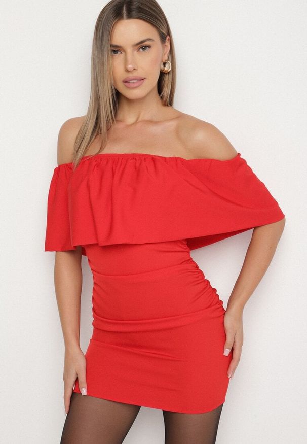 Born2be - Czerwona Dopasowana Sukienka Koktajlowa Hiszpanka Vices Awilisa. Typ kołnierza: dekolt hiszpanka. Kolor: czerwony. Sezon: lato. Styl: wizytowy