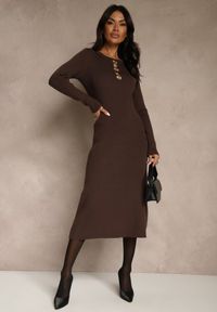 Renee - Brązowa Prążkowana Sukienka z Dzianiny z Wiskozą Zdobiona Aplikacjami Tusmeira. Okazja: na co dzień. Kolor: brązowy. Materiał: prążkowany, dzianina, wiskoza. Wzór: aplikacja. Typ sukienki: oversize. Styl: casual, klasyczny, elegancki #5