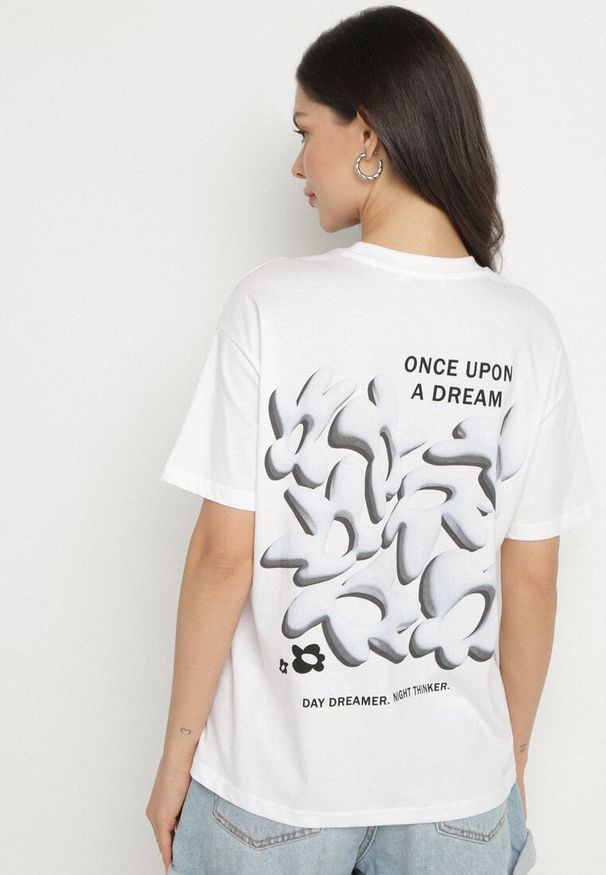 Born2be - Biało-Niebieski Bawełniany T-shirt z Napisami Hallena. Okazja: na spotkanie biznesowe, na co dzień. Kolor: biały. Materiał: bawełna. Wzór: napisy. Styl: elegancki, biznesowy, klasyczny, casual